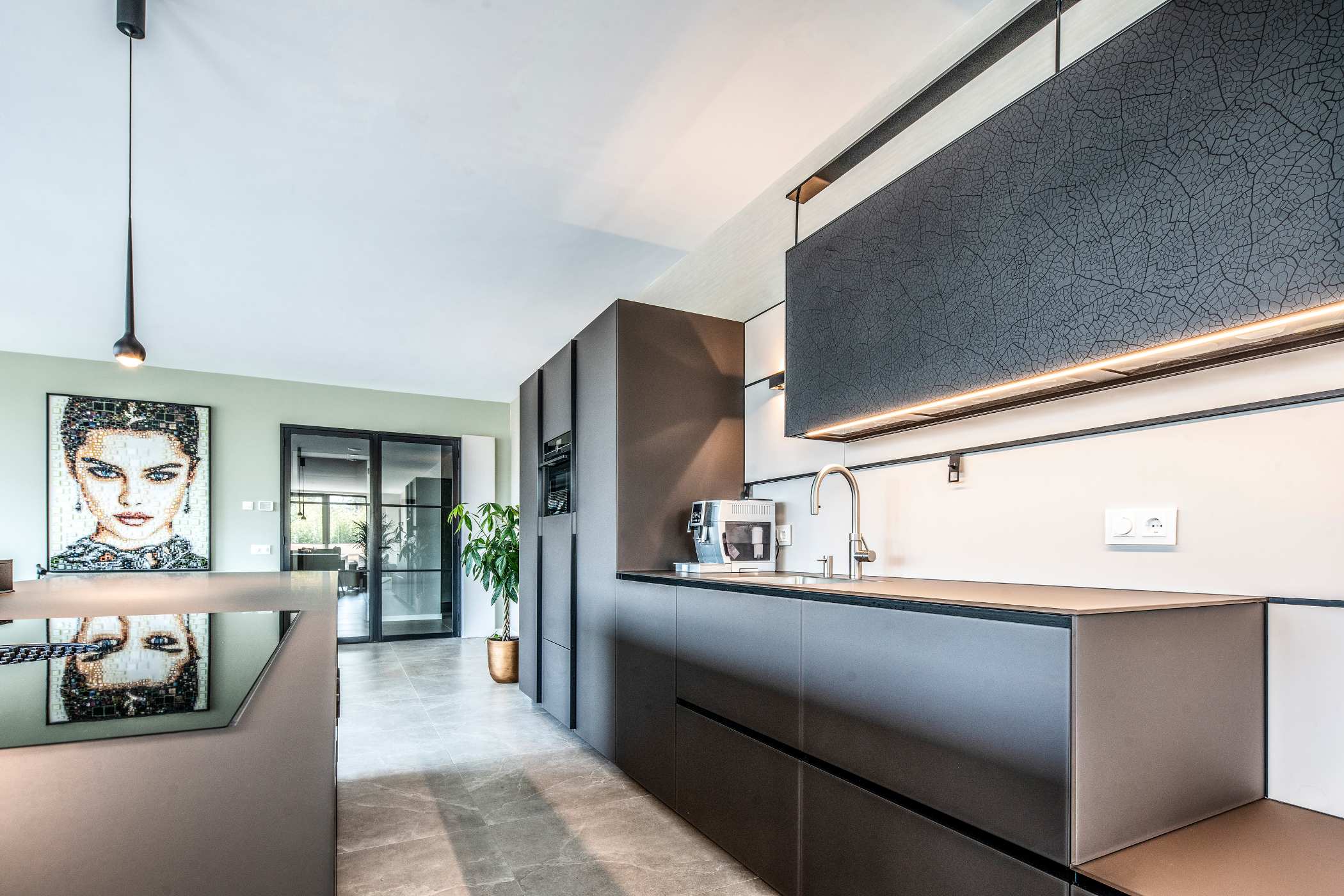 Nieuwbouwappartement Breda met glazen vacucine keuken